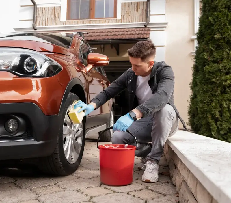 Lavage auto à domicile Erp : professionnel intervenant sur un véhicule